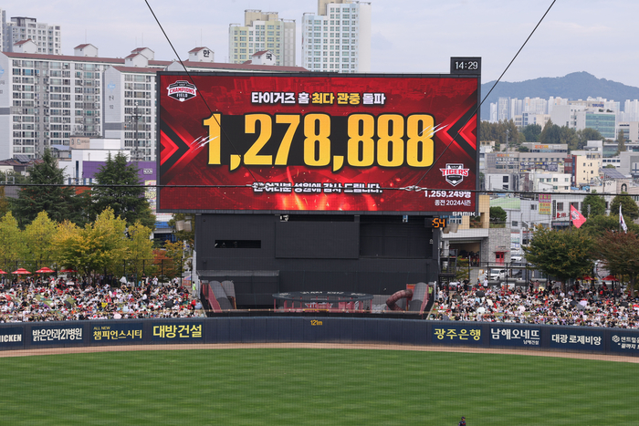 ‘2만500석 꽉 찼다’ <b>KIA</b>, 127만8888명 ‘<b>최다 관중</b>’ 신기록!…시즌 37...