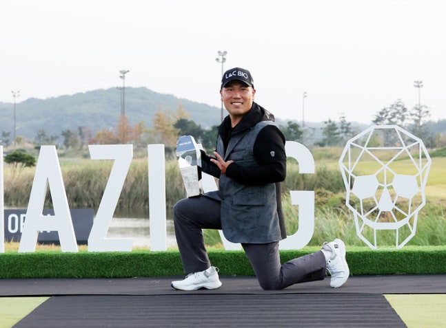 이대한이 11일 플라밍고CC에서 열린 KPGA투어 어메이징크리 오픈에서 우승을 따낸 뒤 포즈를 취하고 있다. 사진 | KPGA