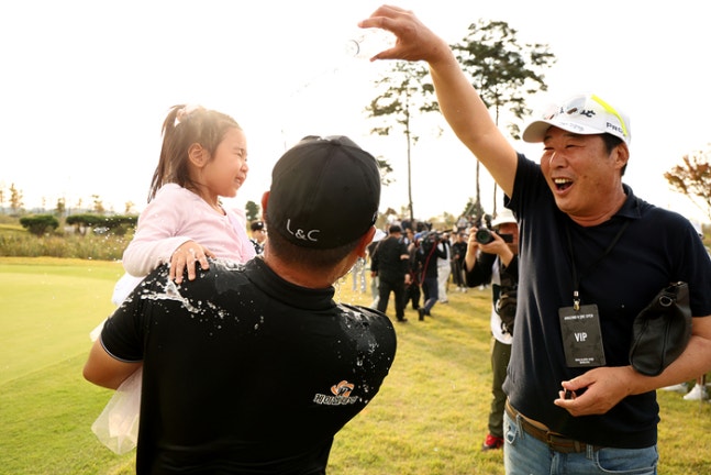 이대한이 11일 플라밍고CC에서 열린 KPGA투어 어메이징크리 오픈에서 우승을 따낸 뒤 딸과 함께 물세례를 받고 있다. 사진 | KPGA