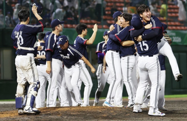 야구대표팀이 27일 일본 아이치현 도요하시 시민구장에서 열린 2026 아이치·나고야 아시안게임 결승 일본과 경기 승리 후 기뻐하고 있다. 사진 | 도요하시=연합뉴스