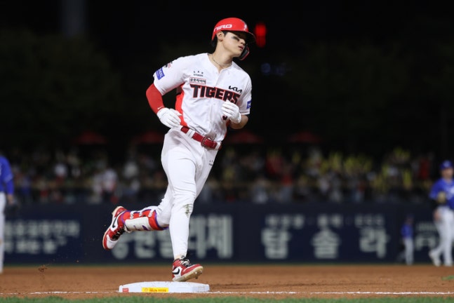 KIA 김도영이 6일 광주-기아 챔피언스 필드에서 열린 2026 KBO리그 정규시즌 삼성전에서 홈런을 때린 후 베이스를 돌고 있다. 사진 | KIA 타이거즈