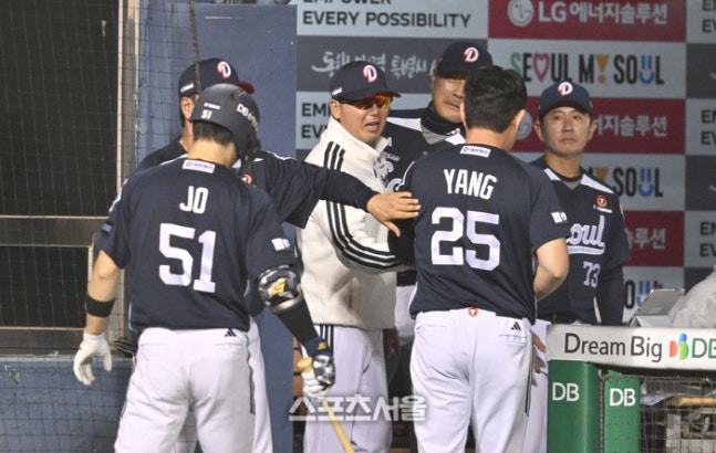 두산 김원형 감독이 7일 서울 잠실구장에서 열린 2026 KBO리그 LG전 3회초 2사2,3루 강승호 적시타 때 홈을 밟은 양의지와 하이파이브를 하고 있다. 잠실 | 최승섭기자 thunder@sportsseoul.com