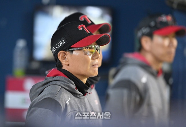 LG 염경엽 감독이 7일 서울 잠실구장에서 열린 2026 KBO리그 두산전을 지켜보고 있다. 잠실 | 최승섭기자 thunder@sportsseoul.com