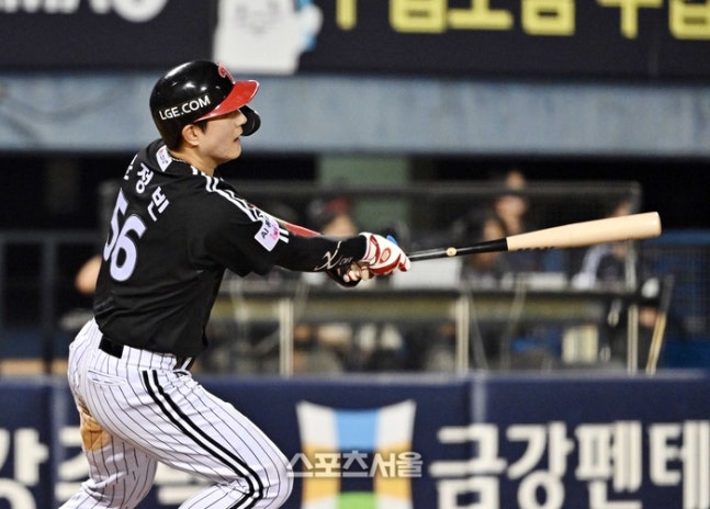 LG 문정빈이 2일 잠실구장에서 열린 2026 KBO리그 두산과 경기 8회초 1사 두산 박치국을 상대로 솔로 홈런을 치고 있다. 잠실 | 박진업 기자 upandup@sportsseoul.com