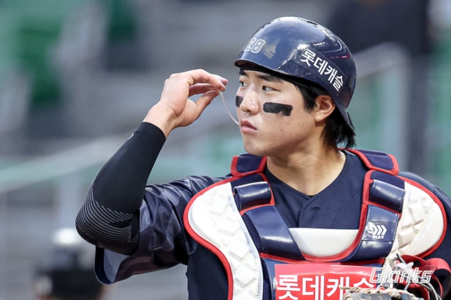 롯데 손성빈이 17일 인천SSG랜더스필드에서 열린 2026 KBO리그 LG전에서 피치컴을 착용하고 있다. 사진 | 롯데 자이언츠