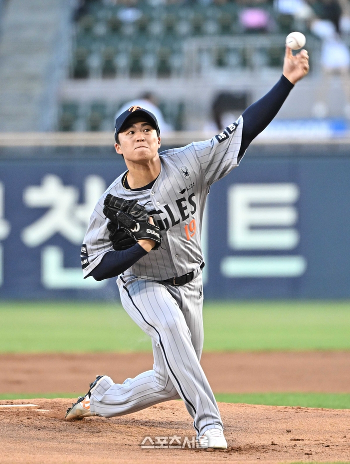 [공식] ‘30만달러 <b>재계약</b>’ <b>왕옌청</b>, 2027년도 ‘<b>한화</b>맨’…1년 만에 몸...