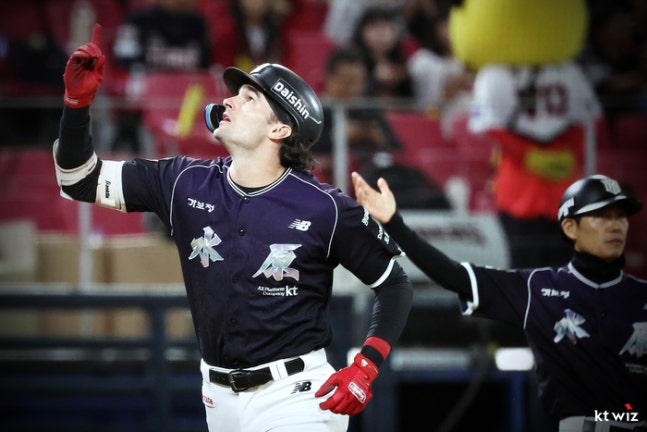 KT 힐리어드가 1일 광주-기아 챔피언스 필드에서 열린 2026 KBO리그 정규시즌 KIA전에서 홈런을 때린 후 세리머니 하고 있다. 사진 | KT 위즈
