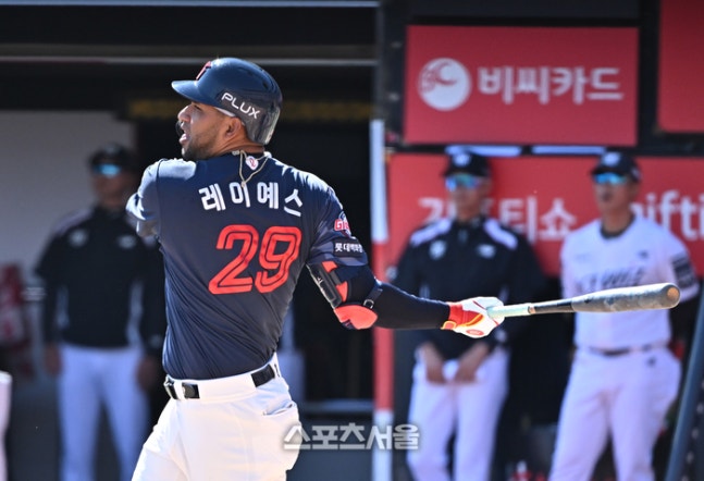 롯데 레이예스가 5일 수원케이티위즈파크에서 열린 2026 KBO리그 정규시즌 KT와 경기에서 적시타를 치고 있다. 수원 | 박진업 기자 upandup@sportsseoul.com