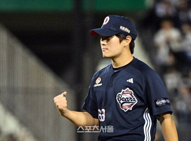 두산 김택연이 14일 열린 2026 KBO리그 LG와의 와일드카드 결정전 1차전 7회말 1사 1-2루 상황에서 LG 오스틴을 삼진으로 잡아낸 뒤 주먹을 불끈 쥐고 있다. 잠실 | 박진업 기자 upandup@sportsseoul.com