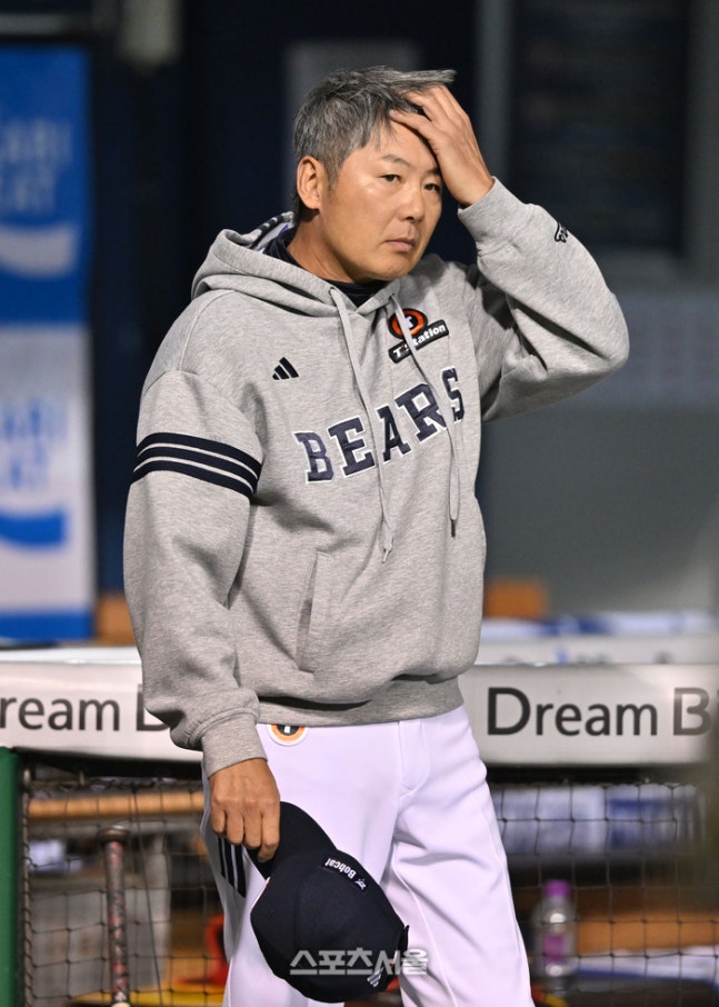 두산 김원형 감독이 14일 서울 잠실구장에서 열린 LG와의 2026 KBO 포스트시즌 와일드카드 결정전 1차전에 앞서 상대 덕아웃을 응시하고 있다. 잠실 | 최승섭기자 thunder@sportsseoul.com