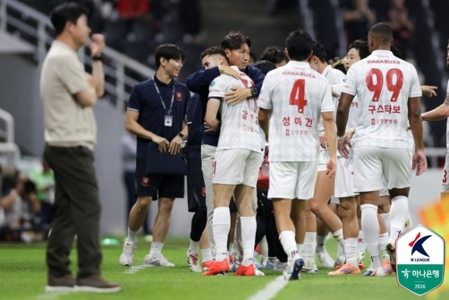 이영민(가운데) 감독과 갈레고. 사진 | 한국프로축구연맹