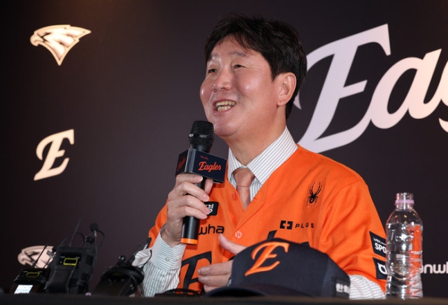 한화 류지현 신임 감독이 16일 대전 한화생명 볼파크에서 열린 취임식에서 취재진 질문에 답하고 있다. 사진 | 대전=연합뉴스