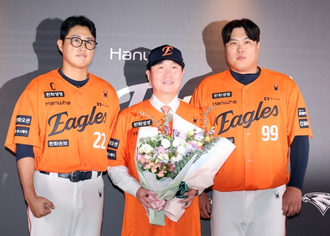 한화 류지현 신임 감독(가운데)이 16일 대전 한화생명 볼파크에서 열린 취임식에서 채은성(왼쪽)과 류현진의 꽃다발을 받은 후 포즈를 취했다. 사진 | 대전=연합뉴스