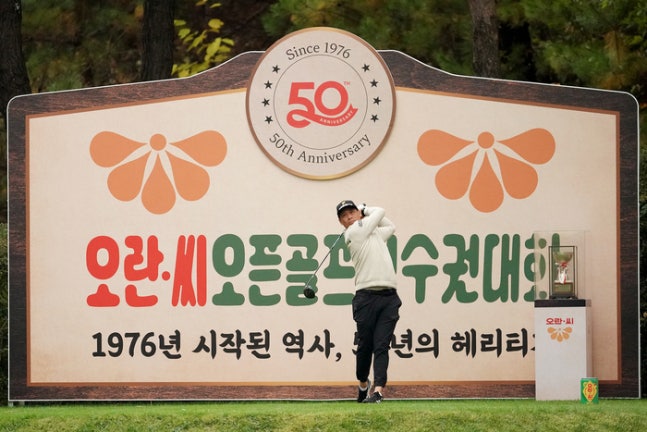 김재호가 16일 서원밸리CC에서 열린 KPGA투어 더채리티 클래식 2라운드에서 12번홀 티잉구역 뒤 편에 설치한 오란씨오픈 조형물 앞에서 티샷하고 있다. 사진 | KPGA