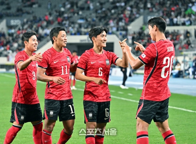 대한민국 축구대표팀의 오세훈(맨 오른쪽)이 6일 용인 미르스타디움에서 열린 하나은행 초청 우즈베키스탄과의 친선경기에서 헤더골을 넣은 뒤 크로스를 올려준 황인범과 함께 기뻐하고 있다. 왼쪽부터 김태현, 황희찬, 황인범, 오세훈. 2026. 10. 6. 용인 | 박진업 기자 upandup@sportsseoul.com