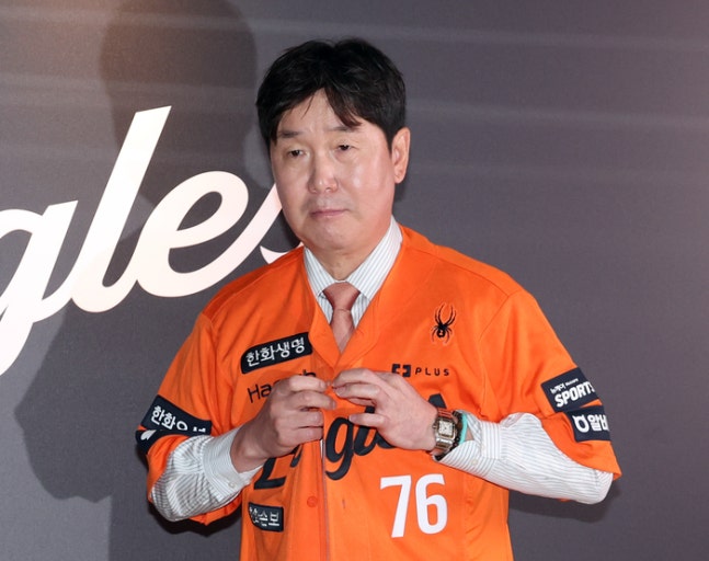 한화 류지현 신임 감독이 16일 대전 한화생명 볼파크에서 열린 취임식에서 유니폼을 착용하고 있다. 사진 | 대전=연합뉴스