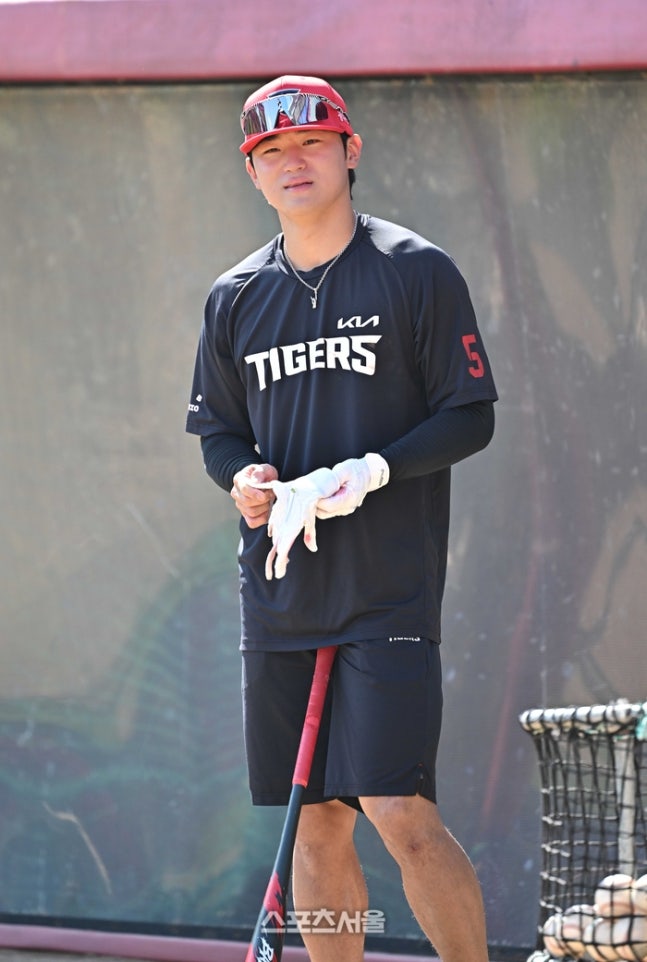 KIA 김도영이 17일 광주-KIA 챔피언스 필드에서 열리는 2026 KBO리그 LG와의 준플레이오프 1차전에 앞서 타격 훈련을 하고 있다. 광주 | 박진업 기자 upandup@sportsseoul.com