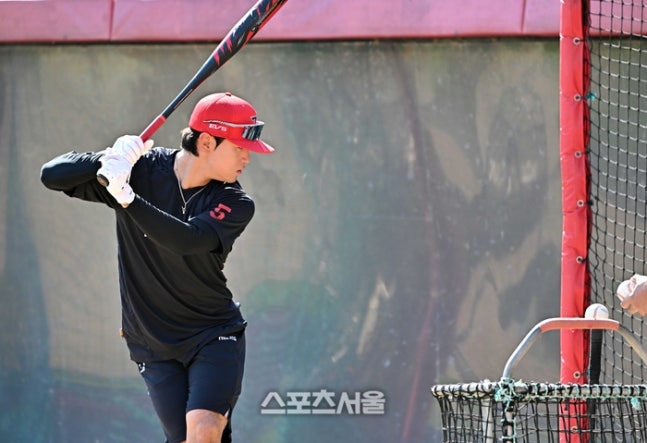 KIA 김도영이 17일 광주-KIA 챔피언스 필드에서 열리는 2026 KBO리그 LG와의 준플레이오프 1차전에 앞서 타격 훈련을 하고 있다. 광주 | 박진업 기자 upandup@sportsseoul.com