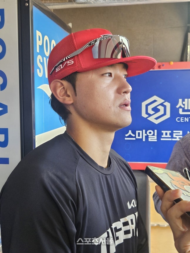 KIA 김도영이 17일 광주-기아 챔피언스 필드에서 열린 2026 KBO리그 포스트시즌 준플레이오프 1차전 LG전에 앞서 취재진 인터뷰에 응하고 있다. 광주 | 강윤식 기자 skywalker@sportsseoul.com