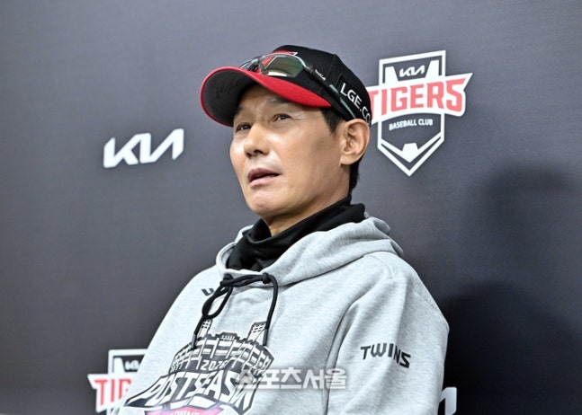 LG 염경엽 감독이 17일 광주-KIA 챔피언스 필드에서 열리는 2026 KBO리그 KIA와의 준플레이오프 1차전에 앞서 인터뷰를 하고 있다. 광주 | 박진업 기자 upandup@sportsseoul.com