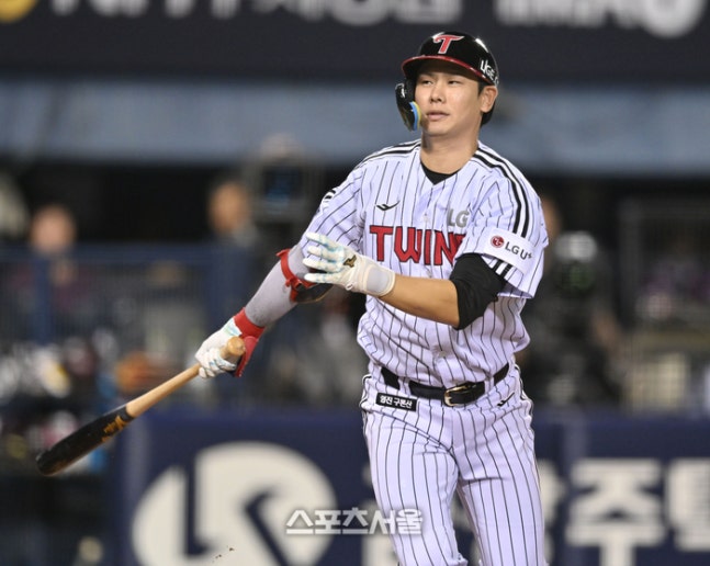 LG 홍창기가 8일 서울 잠실구장에서 열린 2026 KBO리그 키움전 4회말 1사1,2루 헛스윙 삼진아웃을 당하고 있다. 잠실 | 최승섭기자 thunder@sportsseoul.com