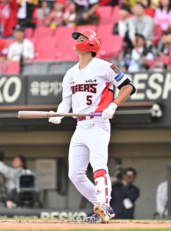 KIA 김도영이 17일 광주-KIA 챔피언스 필드에서 열린 2026 KBO리그 LG와의 준플레이오프 1차전 4회말 1사 LG 선발 톨허스트를 상대로 역전 솔로 홈런을 치고 있다. 광주 | 박진업 기자 upandup@sportsseoul.com
