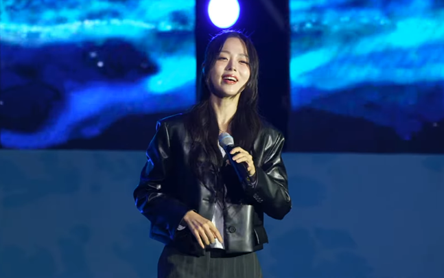 “갑질 아냐?” 박혜원, 정치인 <b>등장</b>에 공연 중단…네티즌 비판 ‘쇄도...