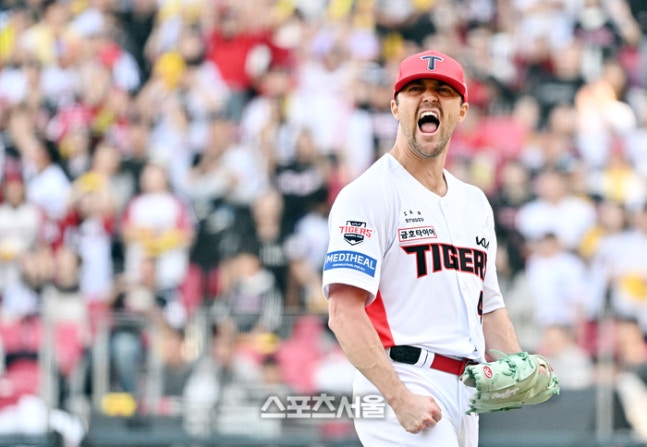 KIA 선발투수 네일이 17일 광주-KIA 챔피언스 필드에서 열린 2026 KBO리그 LG와의 준플레이오프 1차전 6회초 1사 1-2루 상황에서 LG 문보경을 병살타로 잡아내며 포효하고 있다. 광주 | 박진업 기자 upandup@sportsseoul.com