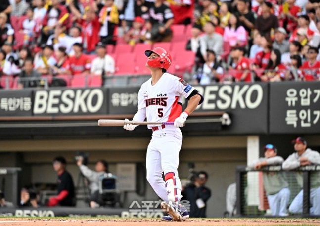 KIA 김도영이 17일 광주-KIA 챔피언스 필드에서 열린 2026 KBO리그 LG와의 준플레이오프 1차전 4회말 1사 LG 선발 톨허스트를 상대로 역전 솔로 홈런을 치고 있다. 광주 | 박진업 기자 upandup@sportsseoul.com