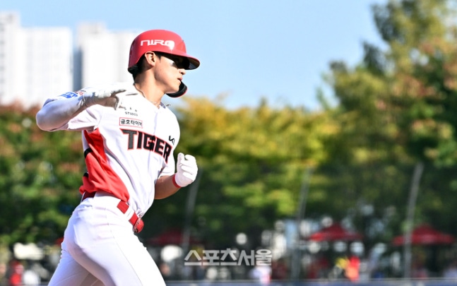 KIA 김도영이 17일 광주-KIA 챔피언스 필드에서 열린 2026 KBO리그 LG와의 준플레이오프 1차전 4회말 1사 LG 선발 톨허스트를 상대로 역전 솔로 홈런을 치고 베이스를 돌고 있다. 광주 | 박진업 기자 upandup@sportsseoul.com