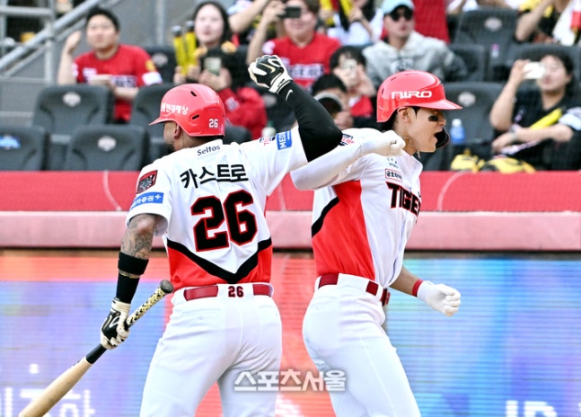 KIA 김도영(오른쪽)이 17일 광주-KIA 챔피언스 필드에서 열린 2026 KBO리그 LG와의 준플레이오프 1차전 4회말 1사 LG 선발 톨허스트를 상대로 역전 솔로 홈런을 치고 카스트로와 세리머니를 하고 있다. 광주 | 박진업 기자 upandup@sportsseoul.com