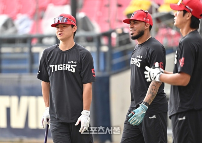 KIA 김도영(왼쪽)이 18일 광주-KIA 챔피언스 필드에서 열리는 2026 KBO리그 LG와의 준플레이오프 2차전에 앞서 훈련 중 카스트로와 이야기를 나누고 있다. 광주 | 박진업 기자 upandup@sportsseoul.com
