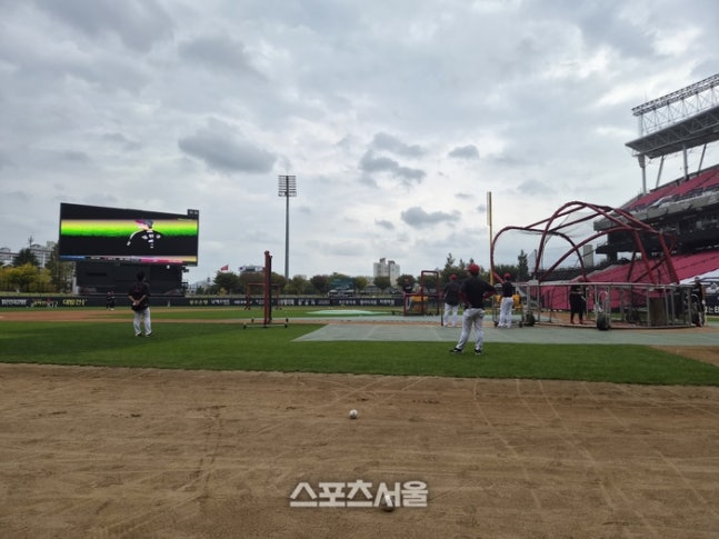 KIA 선수들이 18일 광주-기아 챔피언스 필드에서 2026 KBO 포스트시즌 준플레이오프 2차전 LG와 경기에 앞서 훈련하고 있다. 잔뜩 흐린 가운데 이날 비 예보가 있다. 광주 | 김동영 기자 raining99@sportsseoul.com
