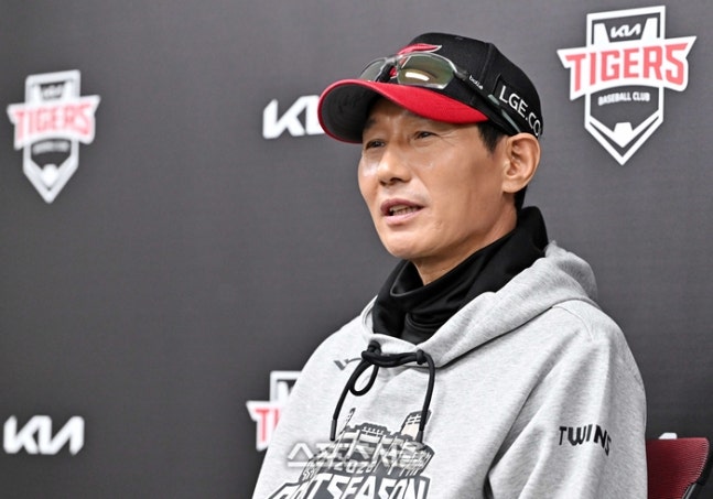 LG 염경엽 감독이 18일 광주-KIA 챔피언스 필드에서 열리는 2026 KBO리그 KIA와의 준플레이오프 2차전에 앞서 인터뷰를 하고 있다. 광주 | 박진업 기자 upandup@sportsseoul.com