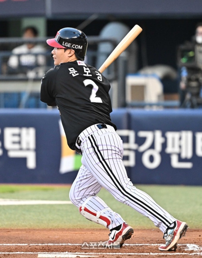LG 문보경이 2일 잠실구장에서 열린 2026 KBO리그 두산과 경기 1회초 2사 2-3루 상황에서 두산 선발 최승용을 상대로 2타점 적시타를 치고 있다. 잠실 | 박진업 기자 upandup@sportsseoul.com