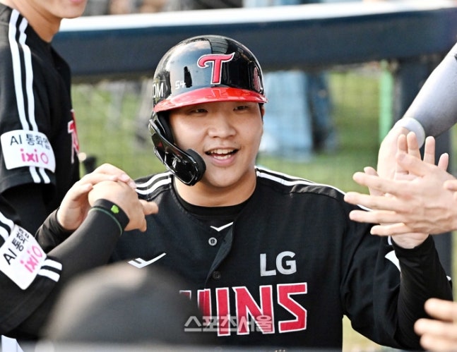 LG 박보경이 2일 잠실구장에서 열린 2026 KBO리그 두산과 경기 1회초 2사 만루 상황에서 박동원의 적시타 때 득점을 한 뒤 동료들과 하이파이브를 하고 있다. 잠실 | 박진업 기자 upandup@sportsseoul.com