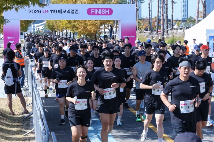 U+119 메모리얼런 2026 참가자들이 출발선을 지나 달리기를 시작하는 모습. 사진ㅣLG유플러스