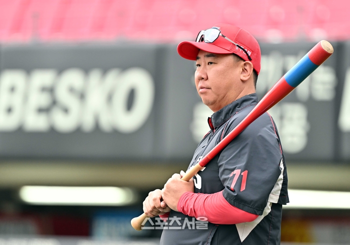 ‘PO까지 1승’ <b>이범호 감독</b> “3차전 앞서 고무적 경기”, ‘벼랑 끝’ ...