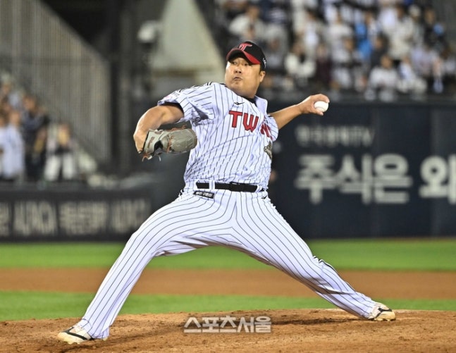 LG 이우찬이 14일 열린 2026 KBO리그 두산과의 와일드카드 결정전 1차전 8회초 등판해 힘차게 공을 던지고 있다. 잠실 | 박진업 기자 upandup@sportsseoul.com