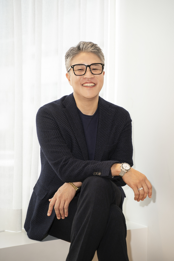 『ロト1等でも出勤します』について語るユン・ヨンビン監督のポートレート