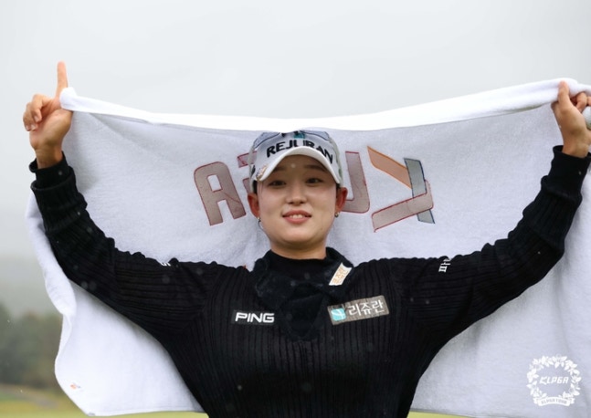 마서영이 18일 경기도 이천 H1클럽에서 열린 KLPGA투어 아이스버그골프 서울신문 오픈에서 생애 첫 승을 따낸 뒤 생애 첫 챔피언 타올을 들고 포즈를 취하고 있다. 사진 | KLPGA