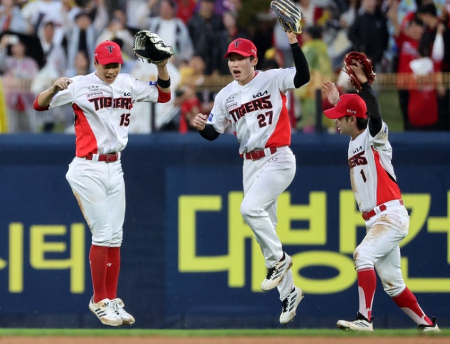 KIA 박재현(왼쪽)이 17일 광주-기아 챔피언스 필드에서 열린 2026 KBO리그 포스트시즌 준PO 1차전 승리 후 김호령(가운데) 박정우(오른쪽)와 함께 기뻐하고 있다. 사진 | 광주=연합뉴스