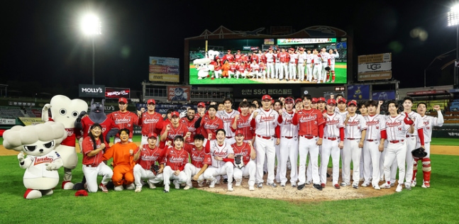 17일 인천SSG랜더스필드에서 열린 팬 감사 이벤트 ‘2026 랜더스페셜 매치-최광야구 1429’가 성황리에 막을 내렸다. 사진 | SSG 랜더스