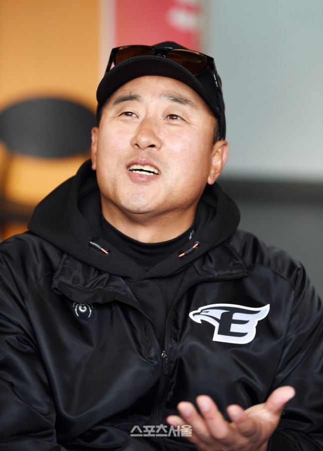 한화 최원호 감독이 26일 인천SSG랜더스필드에서 열린 2024 KBO리그 SSG와 경기에 앞서 취재진과 얘기를 나누고 있다. 사진 | 스포츠서울DB