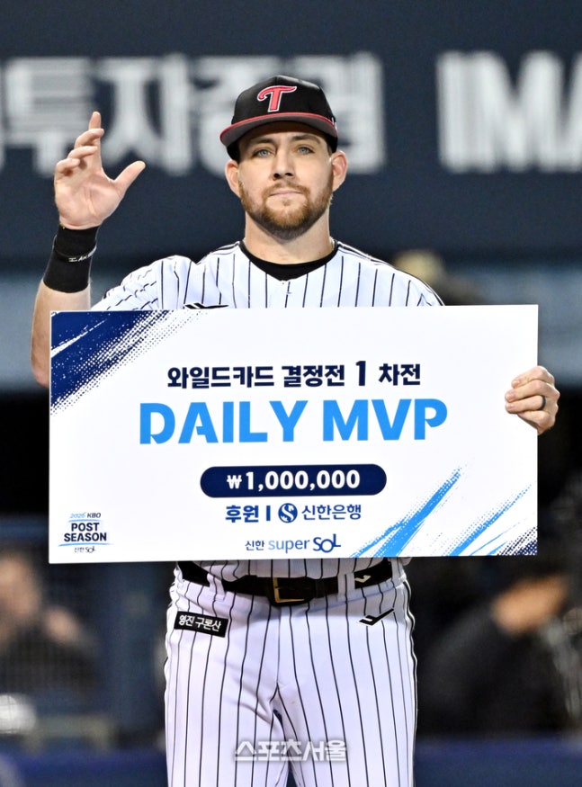 LG 오스틴이 14일 열린 2026 KBO리그 두산과 와일드카드 결정전 1차전에서 2점 홈런으로 4-1로 승리를 이끌고 데일리 MVP로 선정된 뒤 기념촬영을 하고 있다. 잠실 | 박진업 기자 upandup@sportsseoul.com