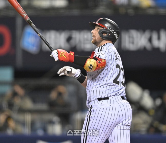 LG 오스틴이 14일 서울 잠실구장에서 열린 두산과 2026 KBO 포스트시즌 와일드카드 결정전 1차전 1회말 1사1루 좌월홈런을 날린 후 타구를 쳐다보고 있다. 잠실 | 최승섭 기자 thunder@sportsseoul.com