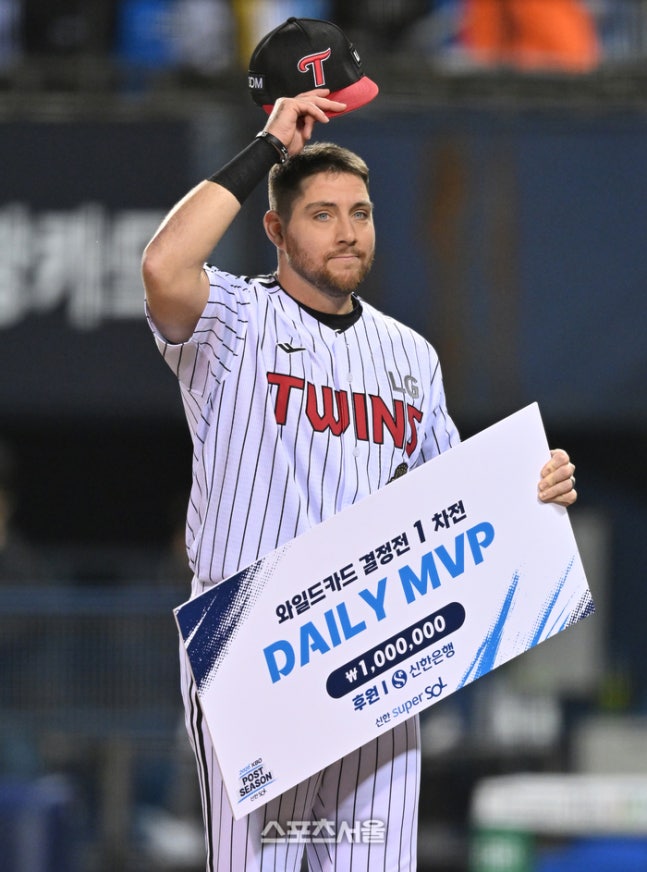 LG 오스틴이 14일 서울 잠실구장에서 열린 두산과 2026 KBO 포스트시즌 와일드카드 결정전 1차전 후 데일리 MVP를 수상한 후 관중에 인사를 하고 있다. 잠실 | 최승섭 기자 thunder@sportsseoul.com