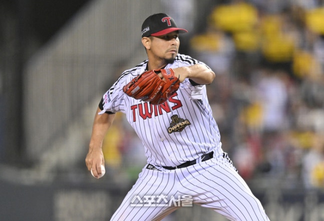 LG 선발투수 카라스코가 14일 서울 잠실구장에서 열린 두산과의 2026 KBO 포스트시즌 와일드카드 결정전 1차전에서 역투하고 있다. 잠실 | 최승섭기자 thunder@sportsseoul.com