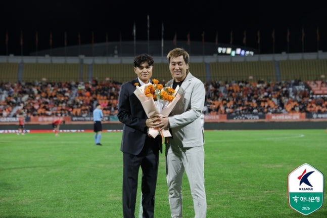 강원 정경호 감독과 김병지 대표이사. 제공 | 한국프로축구연맹
