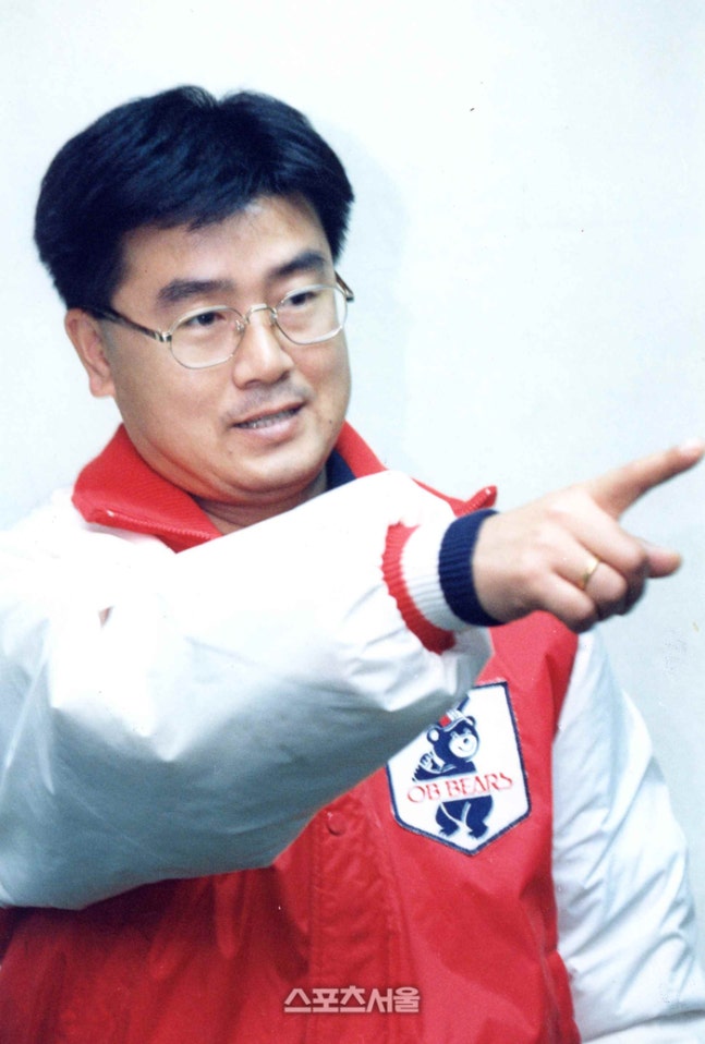 젊은 시절 김태룡 단장. OB베어스 티켓 판매 직원에서 8년간 매니저를 맡아 현장과 호흡했다. 이후 운영팀장 홍보팀장 등을 거쳐 2011년 단장에 부임, 역대 최장수 단장으로 한 페이지를 장식한 입지전적 인물이다. 사진 | 스포츠서울 DB